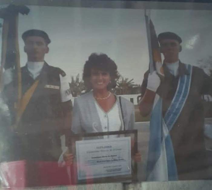 Maria Inês Dutra recebendo o Diploma de Colaboradora Emérita do Exército