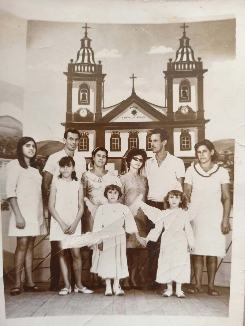 Família Dutra reunida em retrato de estúdio